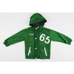 Zielona kurtka z kapturem i naszywką 65
