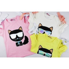 T-shirt dla dziewczynki z holograficzną grafiką kota i ozdobnymi rękawkami- 3 kolory do wyboru