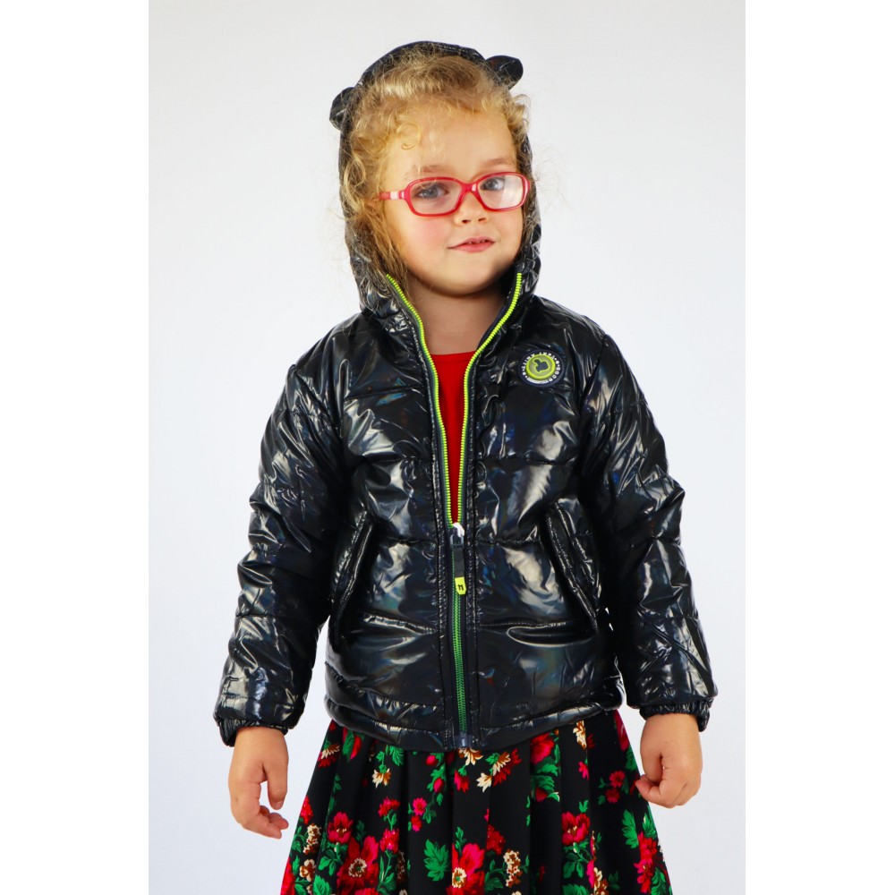 Pikowana kurtka holo dziewczęca z kapturem i świecącą aplikacją w tonacji czerni
