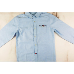 Błękitna koszula chłopięca z kieszonką i ozdobnym obszyciem