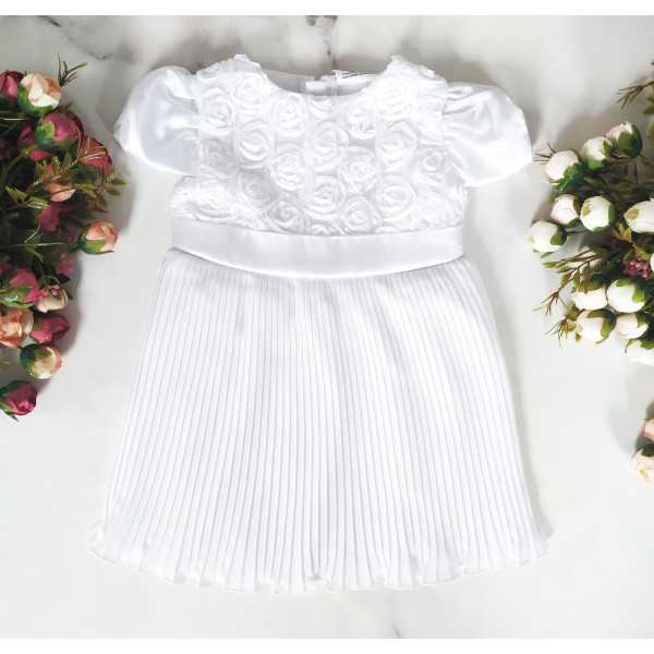 Biała elegancka sukieneczka dziewczęca z różyczkową górą i plisowanym dołem