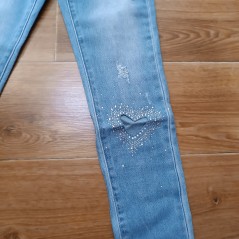 Spodnie jeans z ozdobnym serduszkiem na nodze