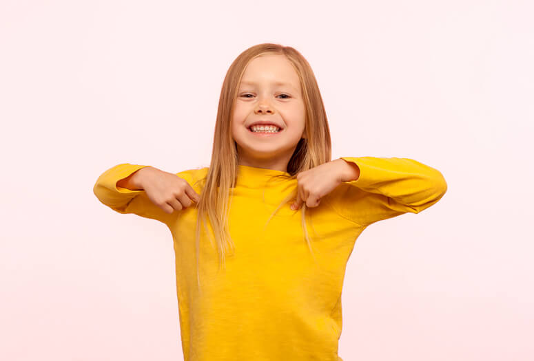 Dziewczynka w żółtym swetrze